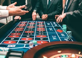 Perbandingan antarmuka aplikasi tugubet di ponsel Android dan iOS menunjukkan desain responsif dan streaming live dealer